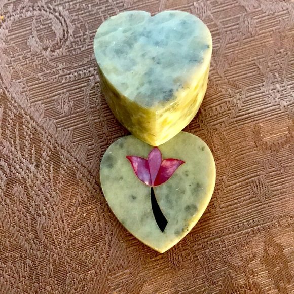 Handcrafted marble heart shaped box with flower inlay - Picture 4 of 5